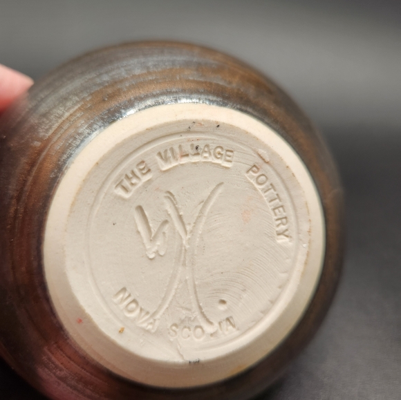 Hand-thrown miniature signed pot - Picture 2 of 5